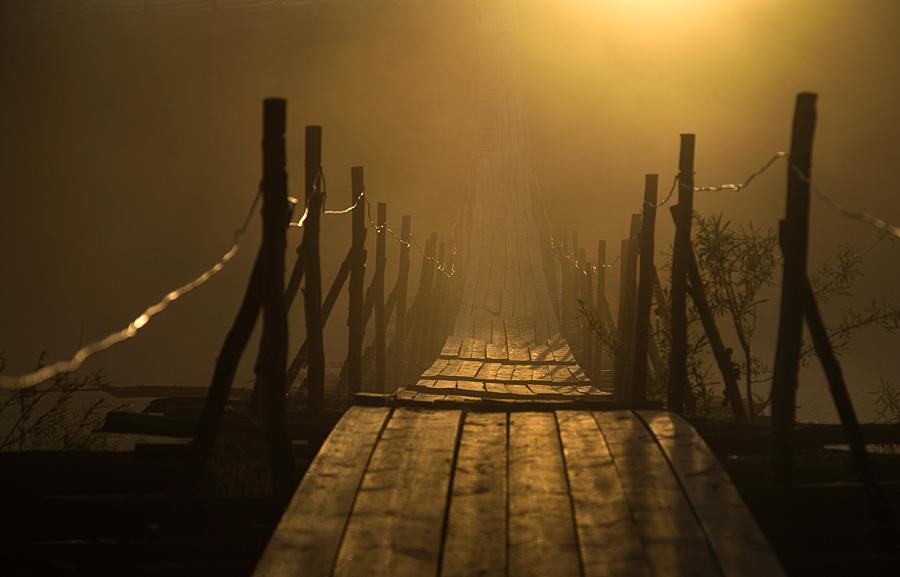 Стройная пожилая женщина голая на деревянном мосту 