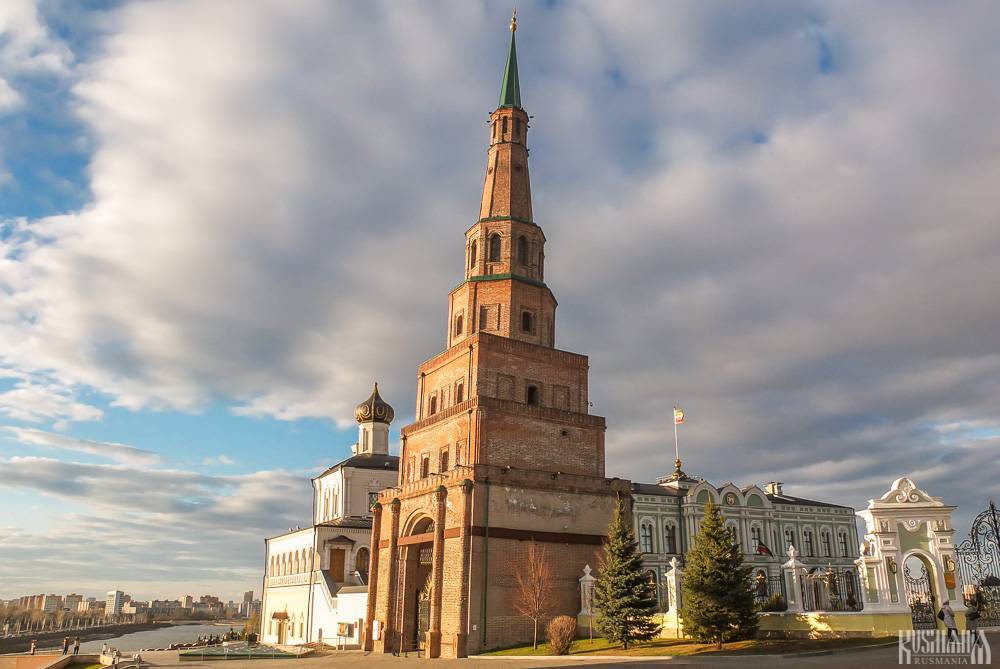 Башня сююмбике. Башня Сююмбике в Казани. Казанский Кремль с падающей башней Сююмбике.. Башня сиюм Беке Казанского Кремля. Башню Ханши Сююмбике.