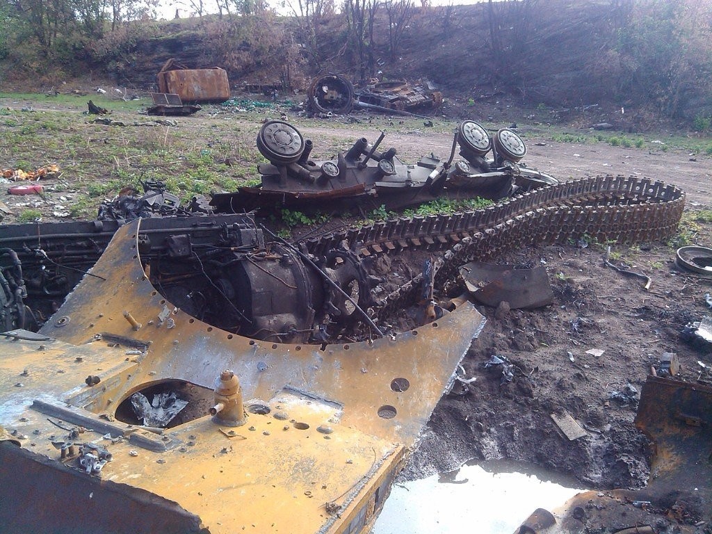 Разрыв танков. Кожевня ДНР. Танк разорвало на куски.
