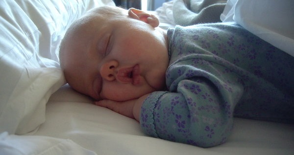 rsz_melissa_newborn_asleep_in_our_bed.jpg