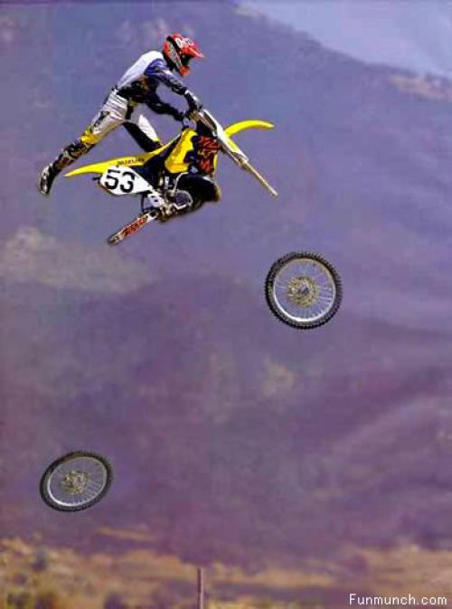 thumbs_funny_sports_motorbike_dirt_looses_bikes_on_jump.jpg