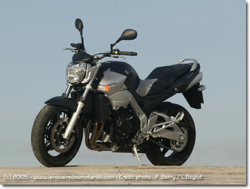 suzuki_gsr_600_34av_.jpg