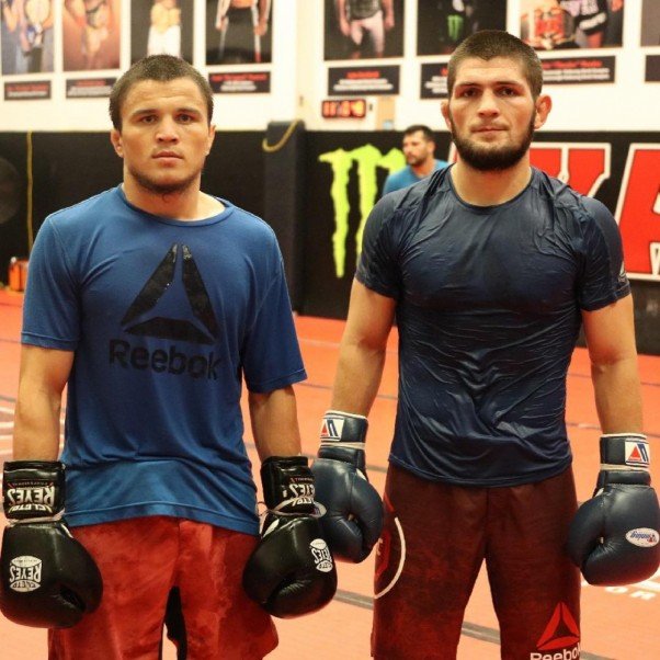 Umar_Nurmagomedov_training_with_cousin_Khabib_Nurmagomedov.jpg