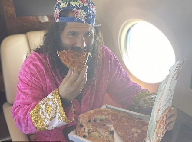 Jorge_Masvidal_tucks_into_pizza_on_his_private_jet_ahead_634x470.jpg