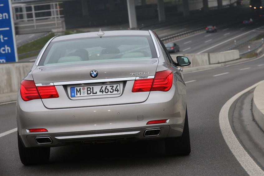 bmw_750_liamsmdb112302.jpg