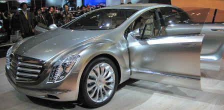 1261502316_800px_mercedes_benz_f700_front.jpg