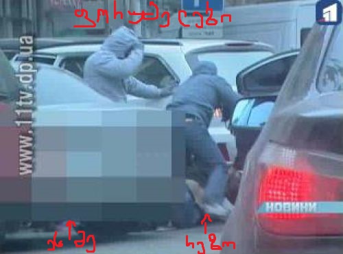v_dnepre_sred_bela_dnya_lyudi_v_maskah_izbili_dvuh_muzhchin_na_dzhipe_video__500.jpg