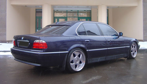 bmw_e38_03.jpg