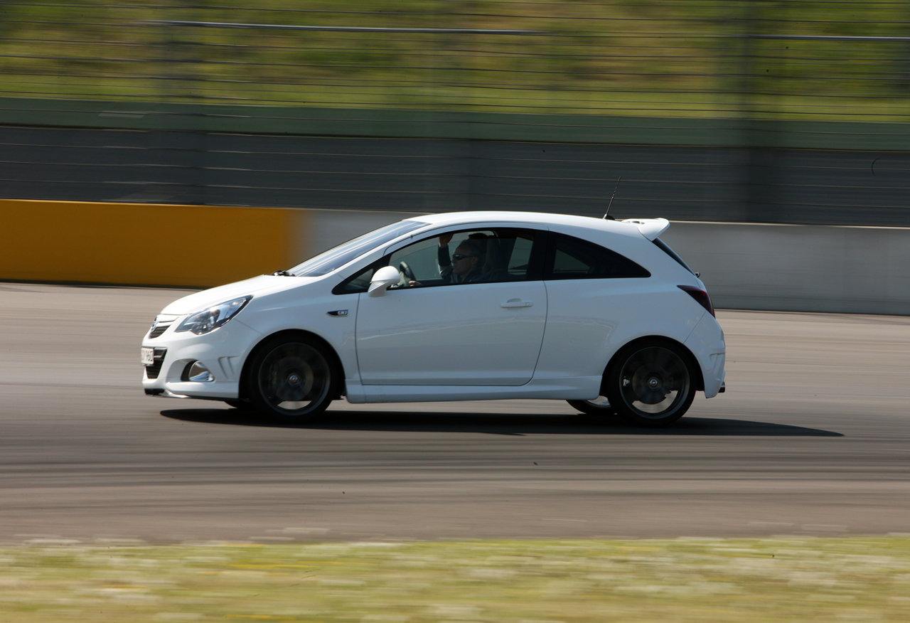 opel_corsa_opc_nurburgring_edition_in_pista_30.jpg