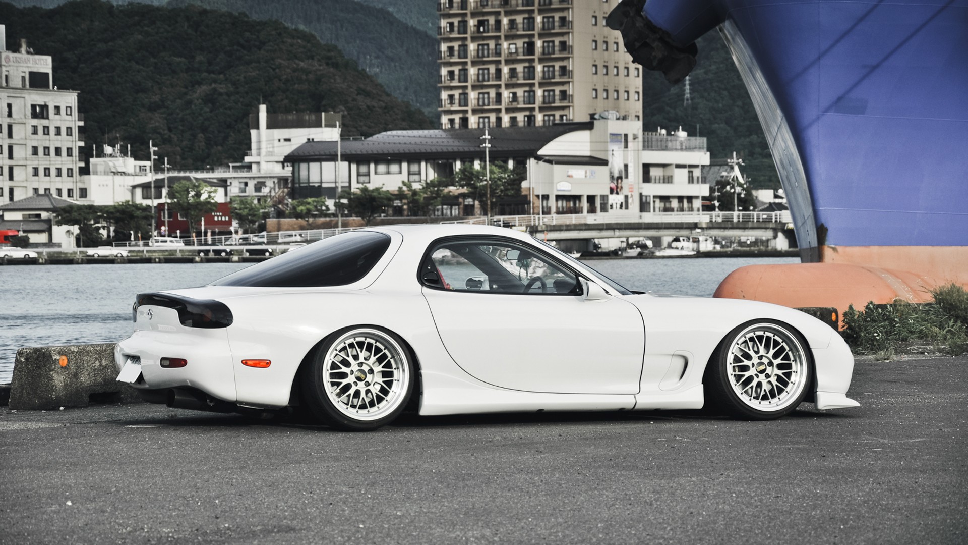6802465_mazda_rx7_wallpaper.jpg