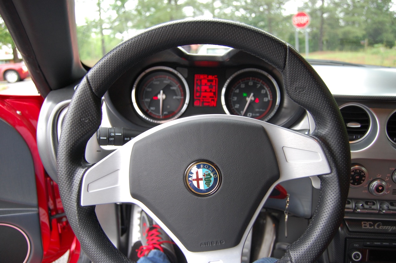 alfa_romeo_8c_steering_wheel1.jpg
