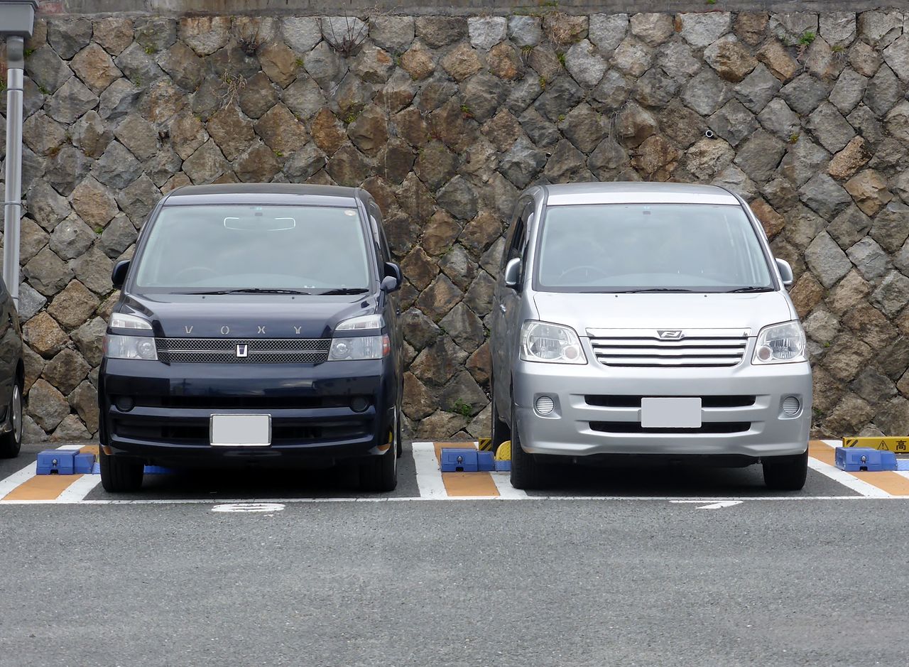 1280px_Toyota_VOXY___NOAH__R60G__front.JPG