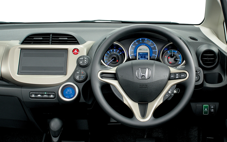 honda_fit_hybrid_cockpit.jpg