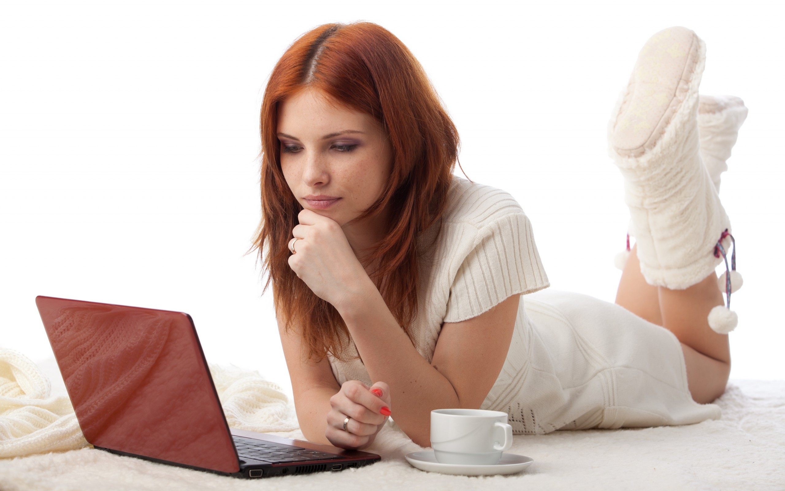 girl_using_laptop.jpg