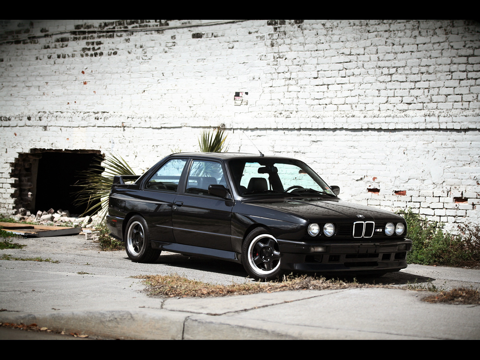 T6uQNmP_bmw_e30_wallpaper.jpg