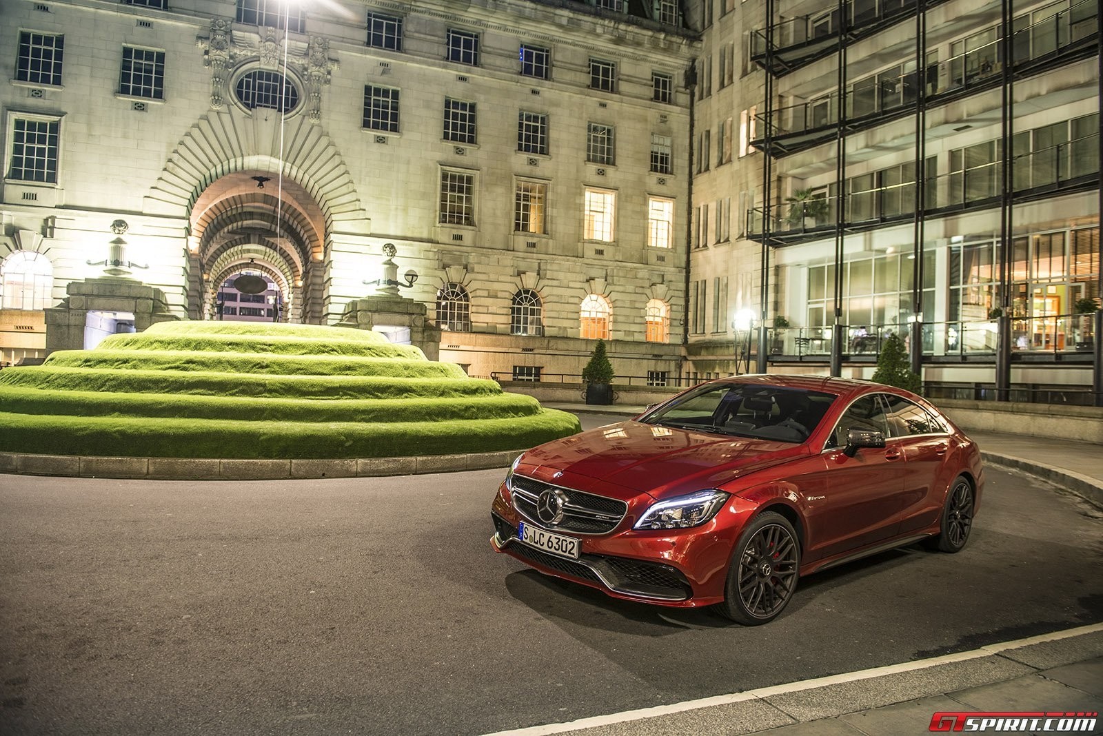 New_2015_Mercedes_Benz_CLS_63_AMG_S_Model_Front.jpg