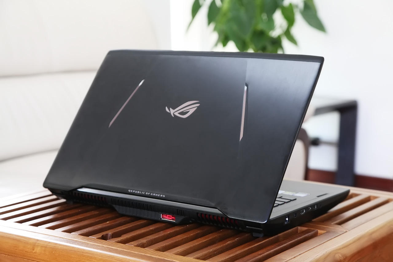 Asus_ROG_Strix_GL702VI_front_cover.jpg