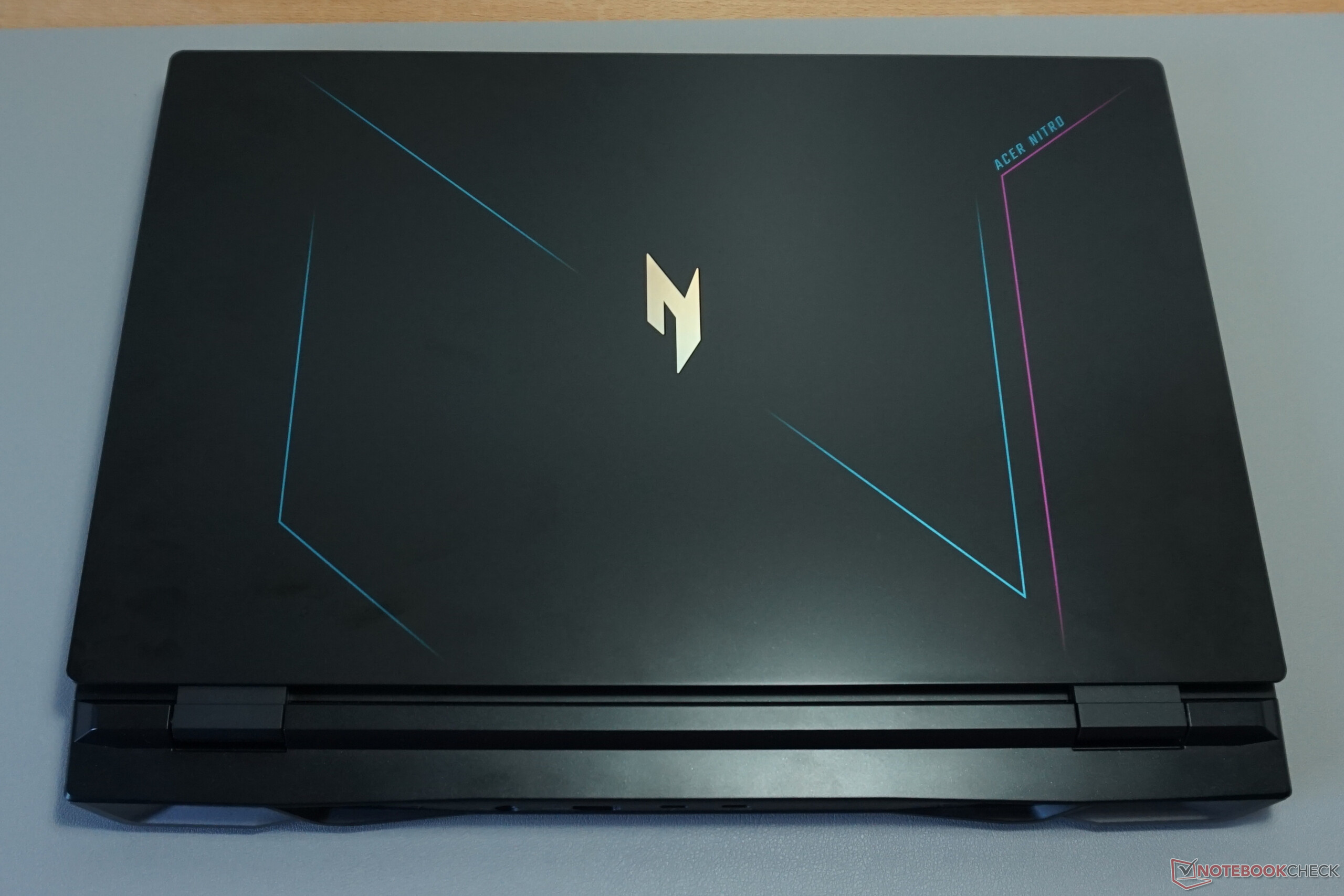 csm_acer_nitro_17_an17_51_71er_deckel_c4bac45b3d.jpg