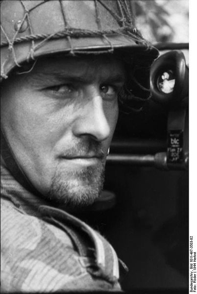 402px_Bundesarchiv_Bild_101I_497_3503_02_2C_Holland_2C_Soldat_an_Visiereinrichtung.jpg