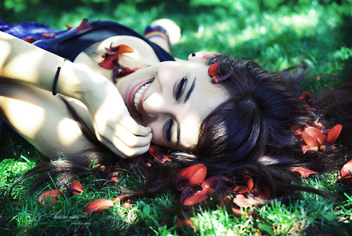 grass_love_petals_smile_woman_living_life_9f95d5790aea08a4dc5bec7f0b87aef6_h.jpg