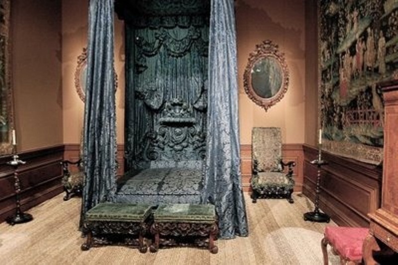 Gothic_Style_Bedroom_Design_Ideas_15.jpg
