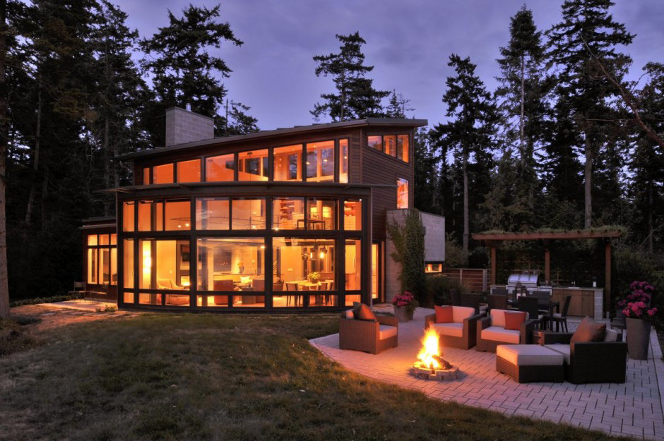 wood_house_with_curved_glass_walls_overlooking_sunset_bay_2.jpg