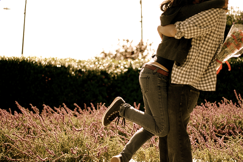 Couples_hugging_love_35160075_495_331.png