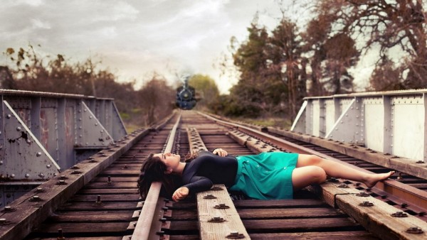 love_girl_train_suicide_wallpapers_1616247834.jpg