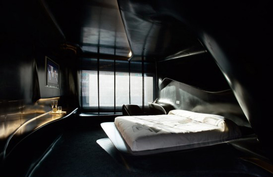 bedroom_decorating_ideas_black_wall_paint_furniture_golden_accents.jpg