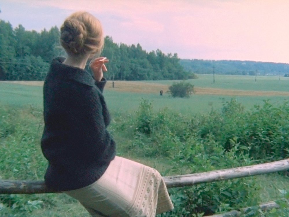 mirror_1974_003_woman_sitting_on_fence_1000x750.jpg