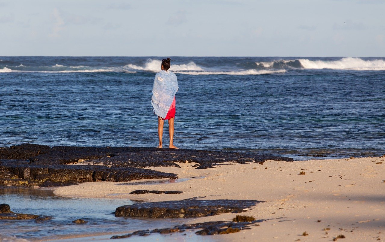 woman_looking_at_sea_4518689_1280.jpg