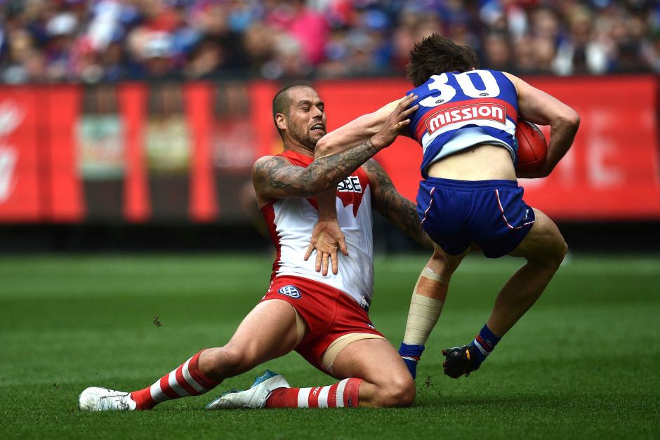 7895556_3x2_940x627_Lance_Franklin_of_the_Swans__left__and_Joel_Hamling_of_the_Bulldogs_contest_for_the_ball_during_the_third_term.jpg