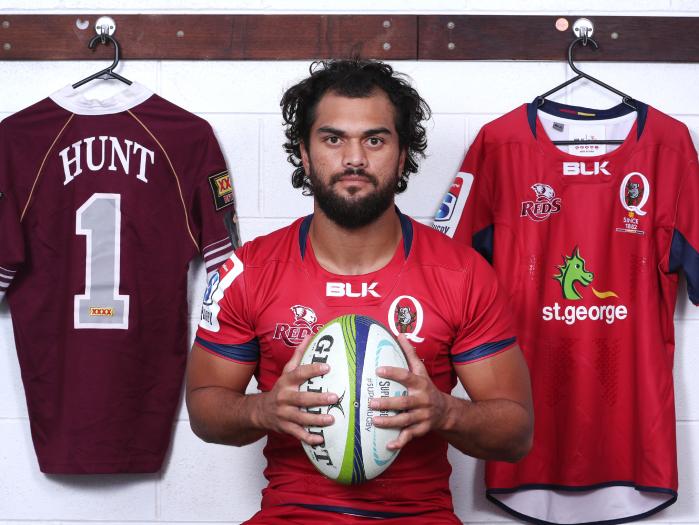Hunt_with_his_Maroons_and_Reds_jerseys.jpg
