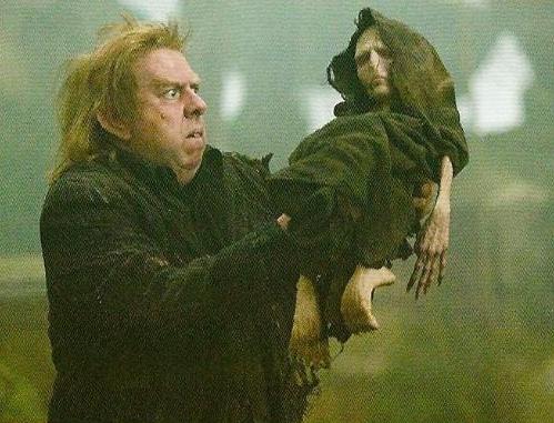 20100319193427_Peter_Pettigrew_holding_Voldemort_27s_rudimentary_body.jpg