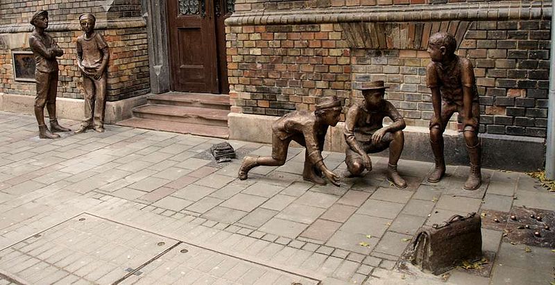 800px_Paul_street_boys_sculpture_PB110359.jpg