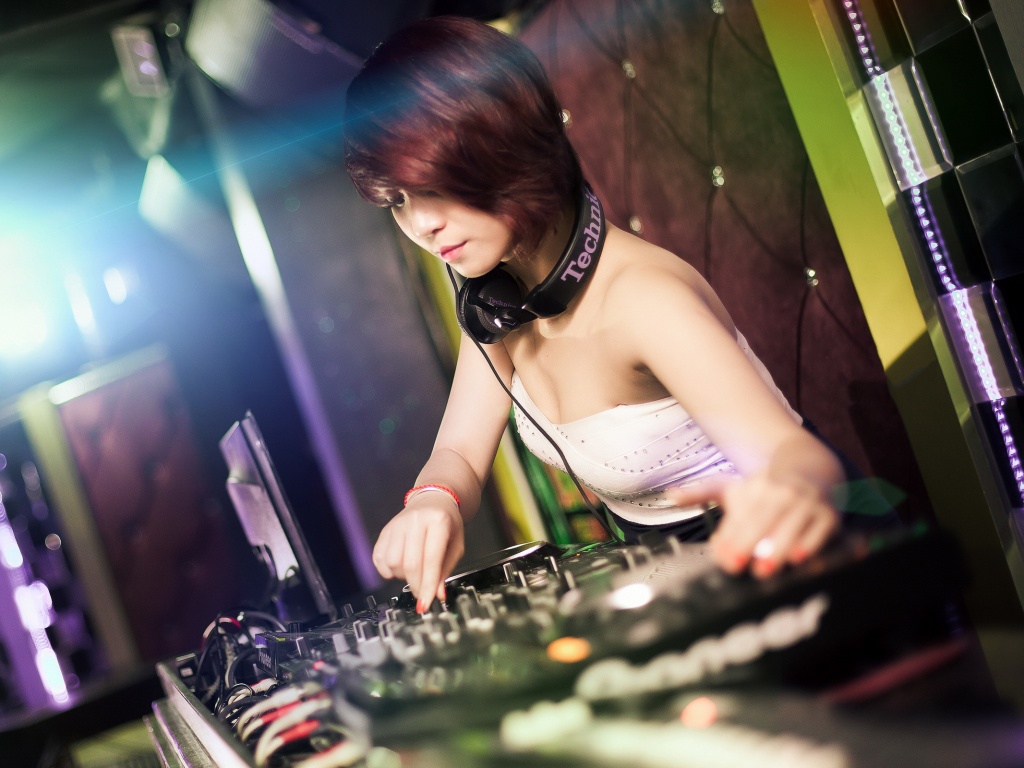 girl_dj_1024x768.jpg