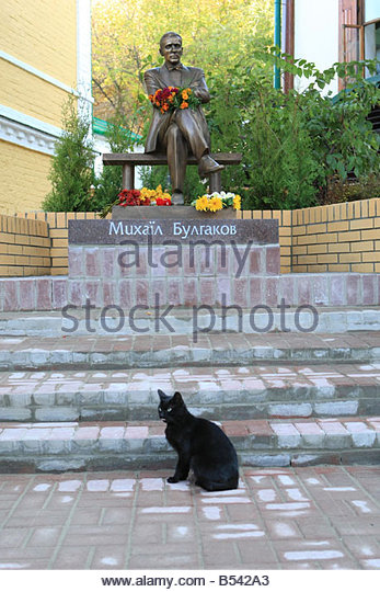 monument_to_mikhail_bulgakov_in_kyiv_b542a3.jpg