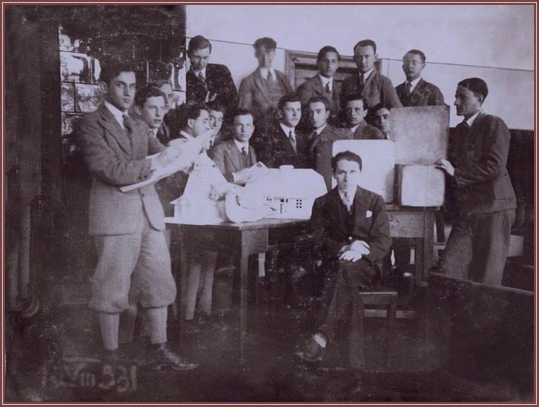 Bruno_Schulz_with_his_art_class_in_Drohobycz_1931.jpg