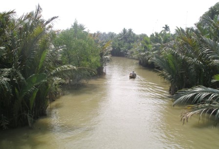 Boat_heading_down_North_Mekong_River_aka_Tien_River.JPG