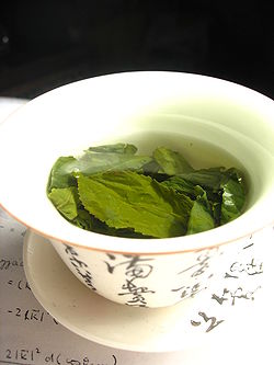 250px_Tea_leaves_steeping_in_a_zhong___aj_05.jpg