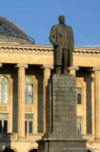 5036_last_standing_original_stalin_statue_gori_georgia.jpg