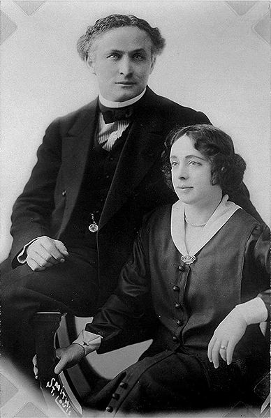388px_Harry_Houdini_and_his_wife.jpg