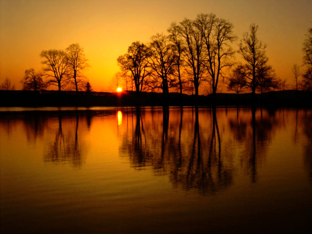 Edenpics_com_003_005_Sunset_on_a_pond_with_reflection_of_the_trees_in_the_water_Switzerland_St.jpg