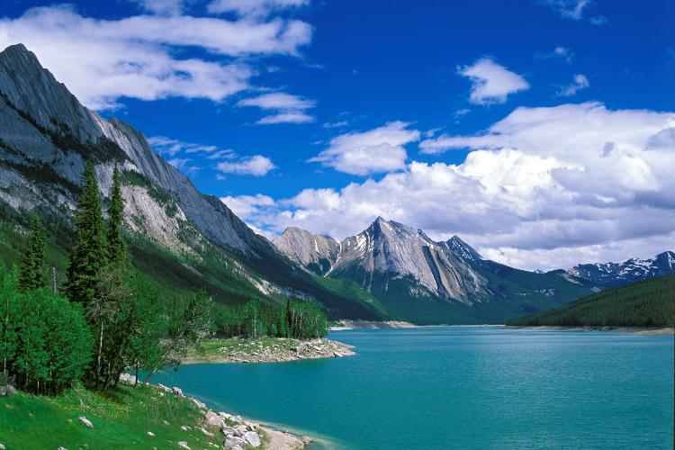Medicine_Lake__Jasper_National_Park__Alberta__Canada.jpg