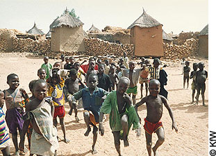 Dorfkasseneroeffnung_in_Afrika.jpg