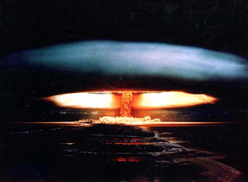 Водородная бомба видео. Водородная бомба 1953. Сахаров водородная бомба. Первая водородная бомба 1953. Сахаров царь бомба.