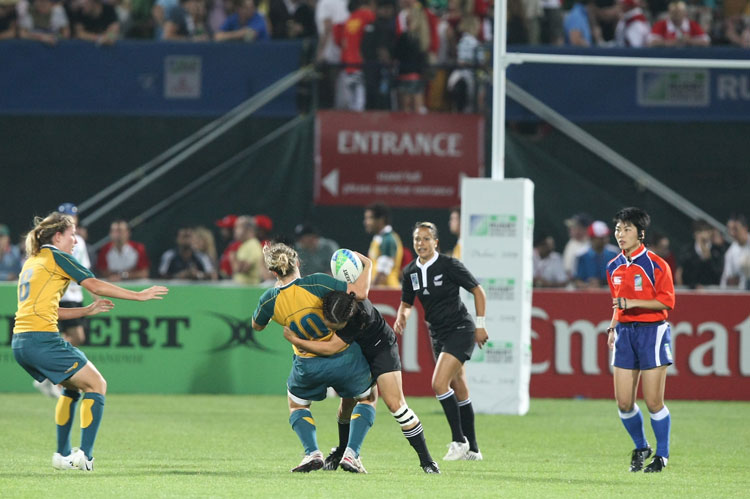 rugby_in_asia_no_glass_Gabby_refereeing_the_Women_Rugby_World_Cup_Sevens_final_between_New_Zealand_and_Australia_big.jpg