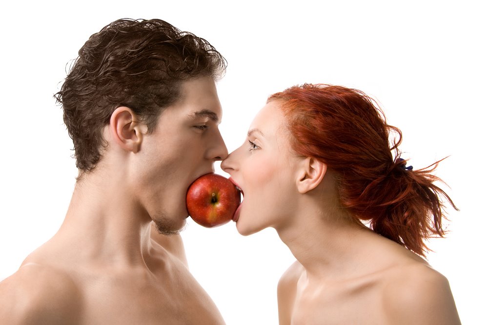 Couple_eating_apple_750075.jpg