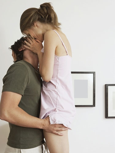 couple_kissing_lg_17493760.jpg