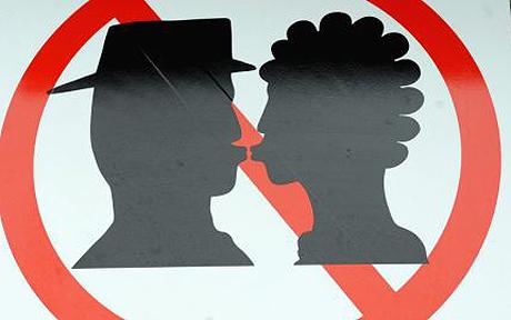 kissing_railway_1296614c.jpg